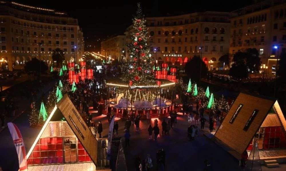 Φωταγωγήθηκε το χριστουγεννιάτικο δέντρο στην πλατεία Αριστοτέλους